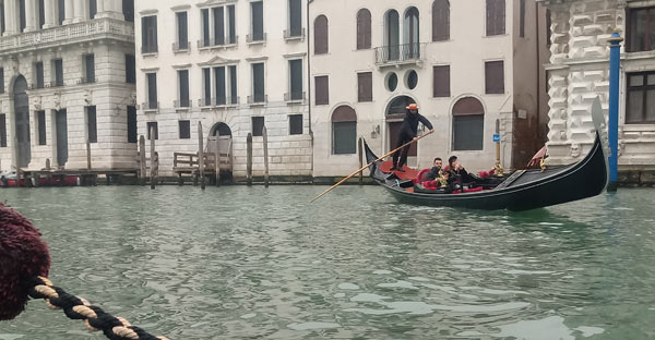 Cu gondola, în Veneția, la primele ore ale zilei