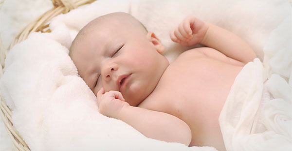 „Este normal ca un bebeluș de 2 luni să tresară în somn?“ Medicul ...