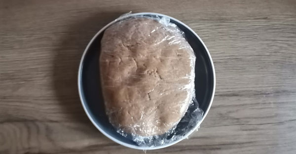 Aluatul de turtă dulce, înfoliat şi pregătit pentru frigider