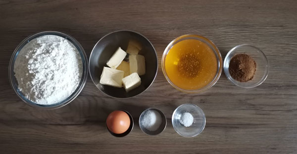 Ingrediente pentru turtă dulce făcută acasă